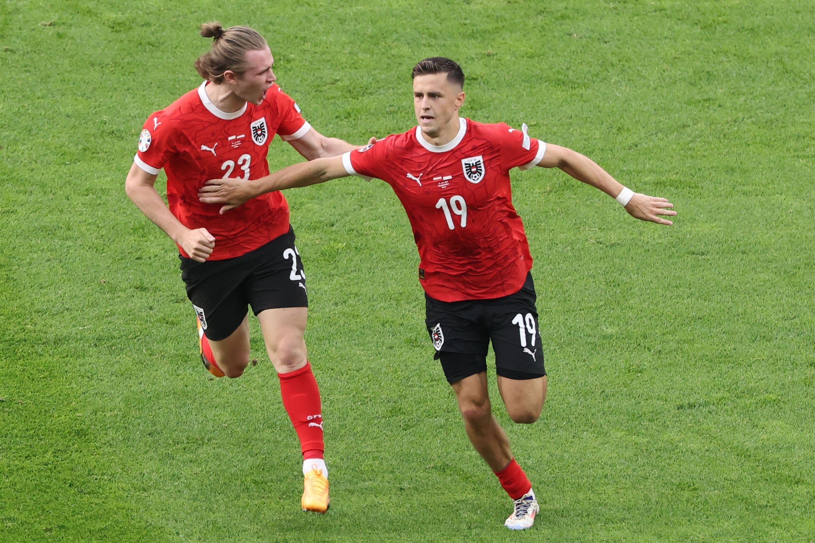 Christoph Baumgartner (z prawej) świętuje po zdobyciu drugiego gola dla Austrii