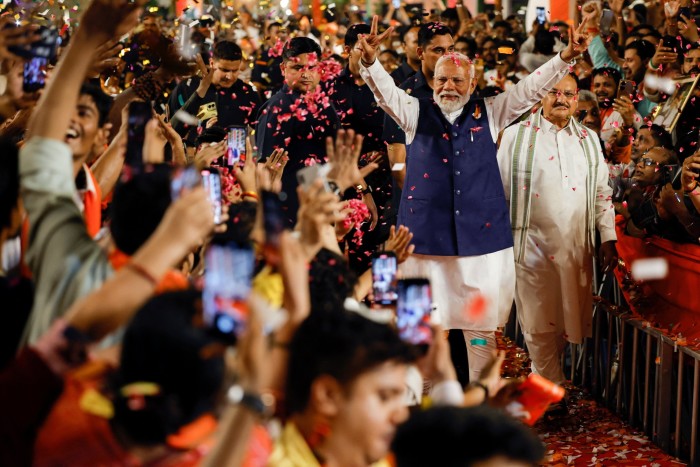 Modi macha, gdy kibice rzucają konfetti w siedzibę BJP