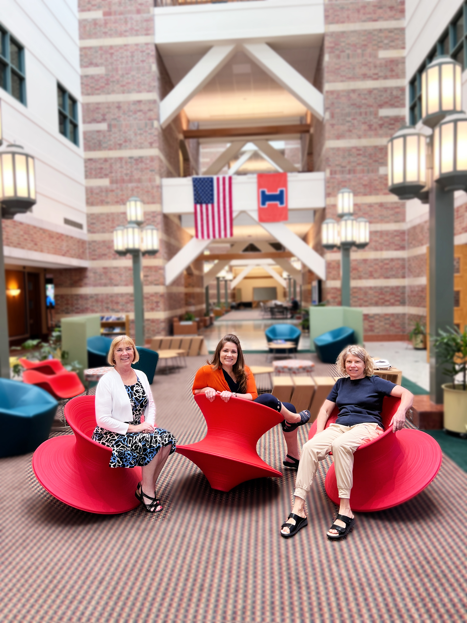 Wszalek, Hetrick i Ceman w Beckman Institute East Atrium.  Źródło: Lindy Carlisle, Biuro ds. komunikacji Instytutu Beckman.