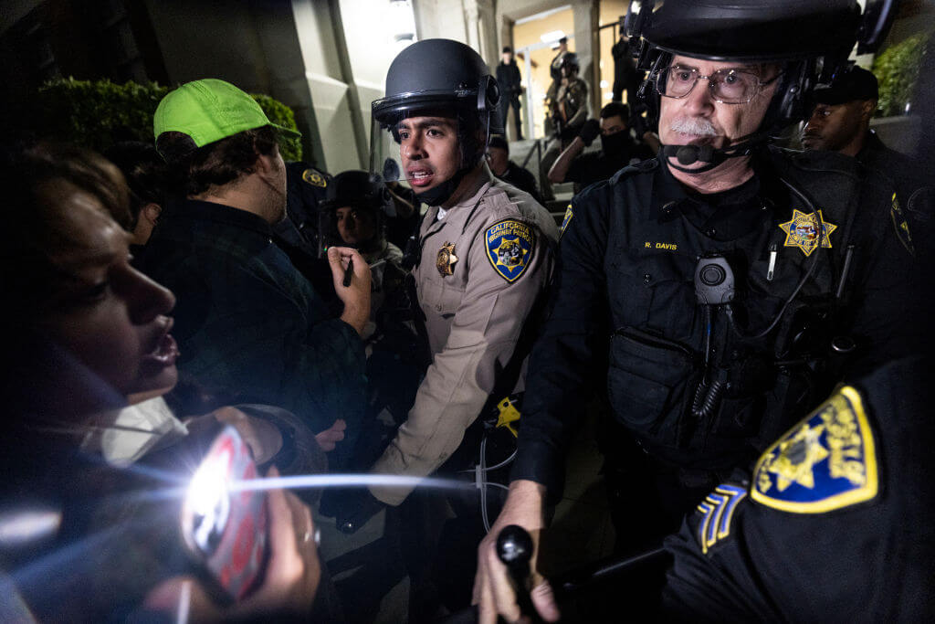 Funkcjonariusze policji Uniwersytetu Kalifornijskiego i Kalifornijskiego Patrolu Autostradowego starli się z propalestyńskimi protestującymi przed Dodd Hall na Uniwersytecie Kalifornijskim w Los Angeles 10 czerwca. Kilku demonstrantów aresztowano.