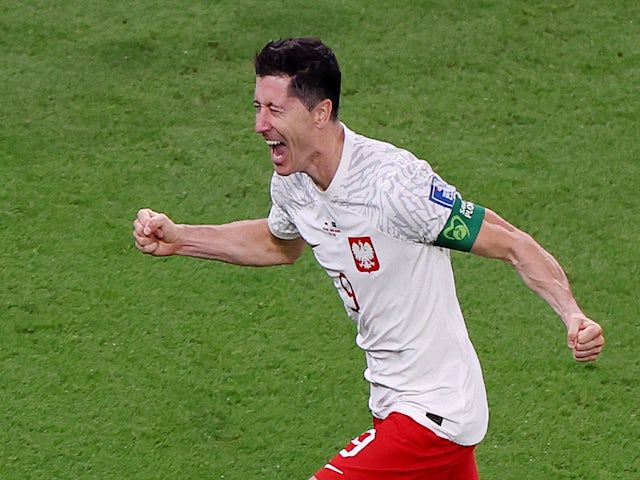  23 listopada 2022 roku Robert Lewandowski świętuje zdobycie drugiego gola