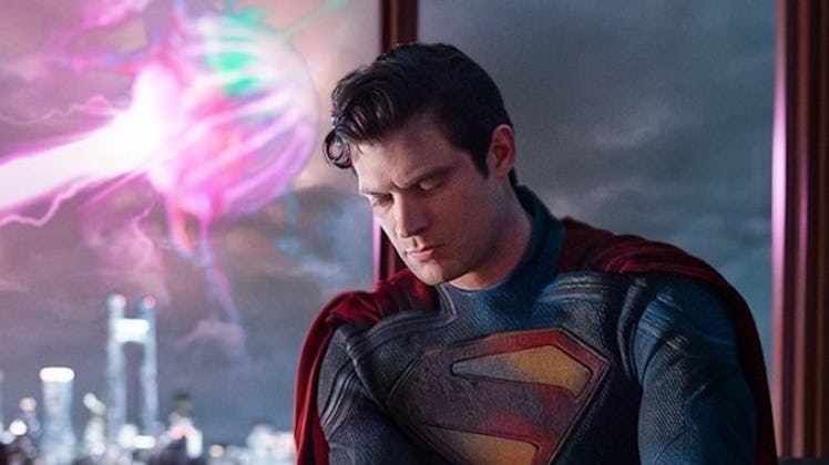 David Corenswet jako Superman na oficjalnym zdjęciu promocyjnym DC.