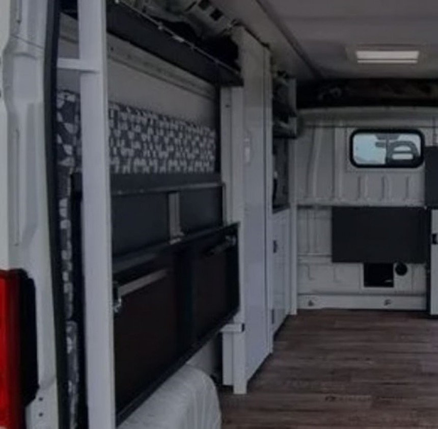 Zestaw Cailly Camper zamienia vana roboczego w mobilny dom wakacyjny w zaledwie 5 minut bez użycia narzędzi
