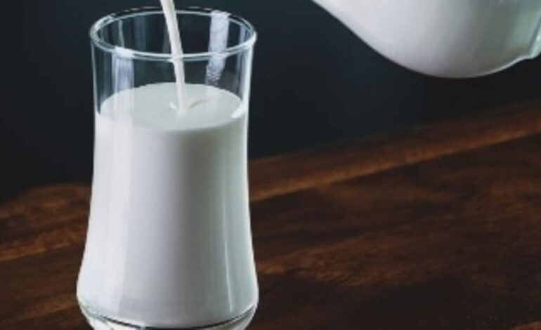 Pijesz za dużo mleka?  Możesz być narażony na ryzyko wystąpienia tych 11 skutków ubocznych |  Zdrowie