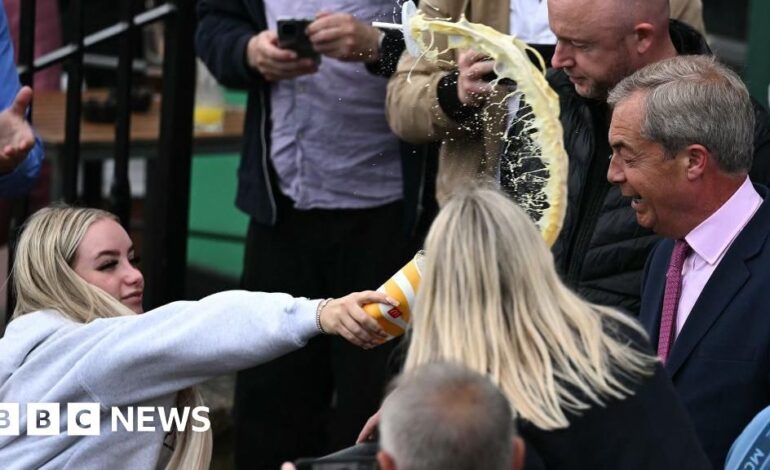Nigel Farage oblał się koktajlem mlecznym podczas inauguracji wyborów w Clacton