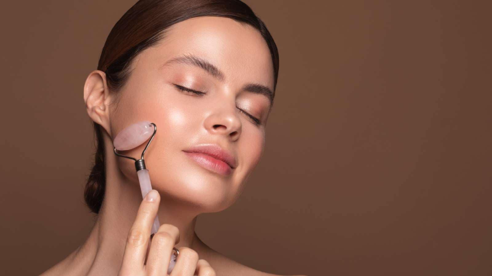 Najlepsze wałki do masażu twarzy: 5 najlepszych produktów, dzięki którym poczujesz się odmłodzony