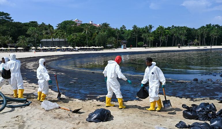 Sentosa: Singapur ściga się z wyciekiem ropy, pokryty śliską powłoką luksusowego kurortu nadmorskiego