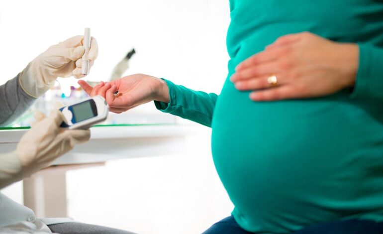 Nowe badanie sugeruje, że wszystkie kobiety w ciąży przesiewają testem przyłóżkowym pod kątem cukrzycy ciążowej