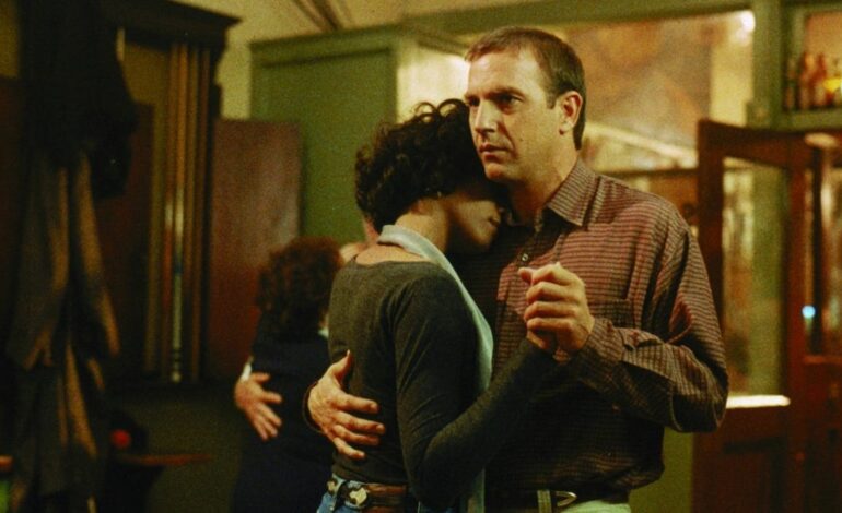 Kevin Costner zastanawia się nad kręceniem „The Bodyguard” z Whitney Houston