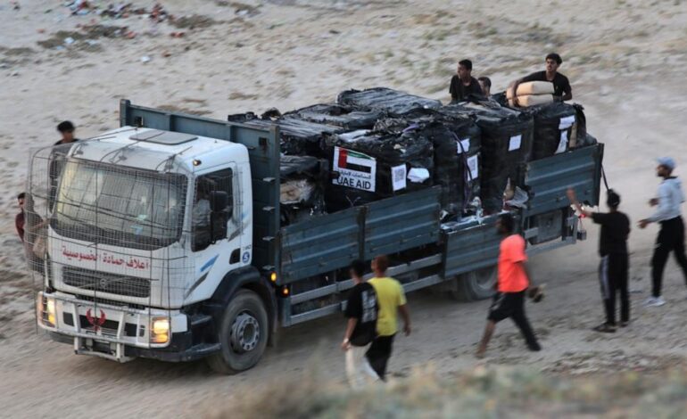 Izraelscy prawicowi osadnicy kwestionują dostarczanie pomocy Gazańczykom, działacze pokojowi opowiadają się za przejazdem ciężarówek z pomocą