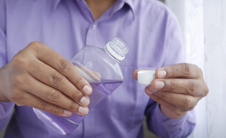 Naukowcy twierdzą, że powszechnie stosowana marka płynów do płukania jamy ustnej na bazie alkoholu może zaburzyć równowagę mikrobiomu jamy ustnej