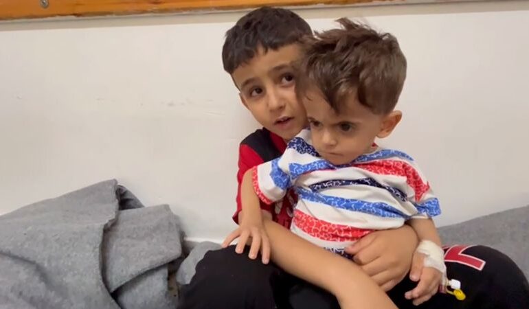Ranne i chore dzieci opuszczają oblężony Pas Gazy, biorąc udział w pierwszej od tygodni ewakuacji medycznej
