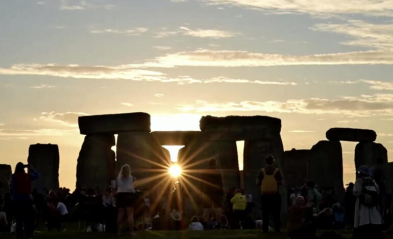 Zdjęcia przedstawiają przesilenie letnie 2024 w Stonehenge