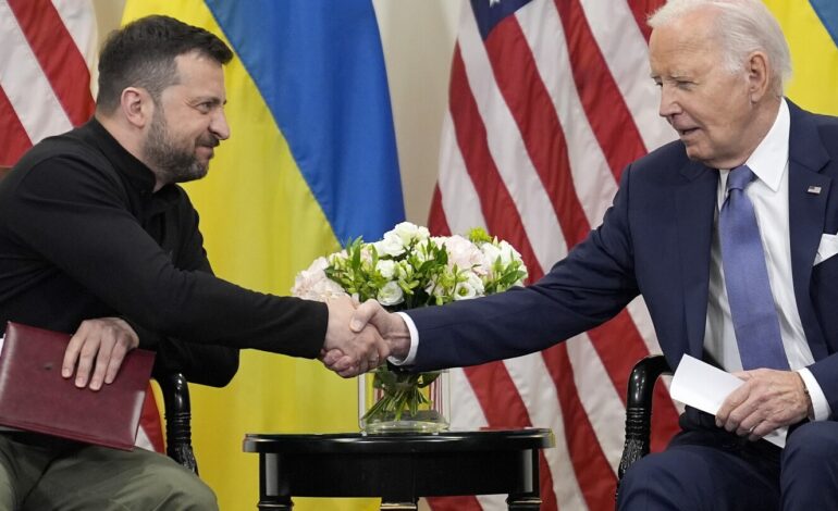 Biden przeprasza Zełenskiego na Ukrainie za wielomiesięczne wstrzymywania się z bronią, która umożliwiła Rosji zyski