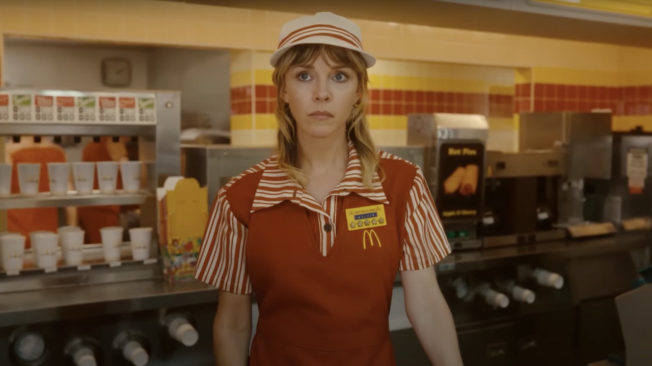 Sophia Di Martino w roli Lokiego jako Sylvie w mundurze McDonalda