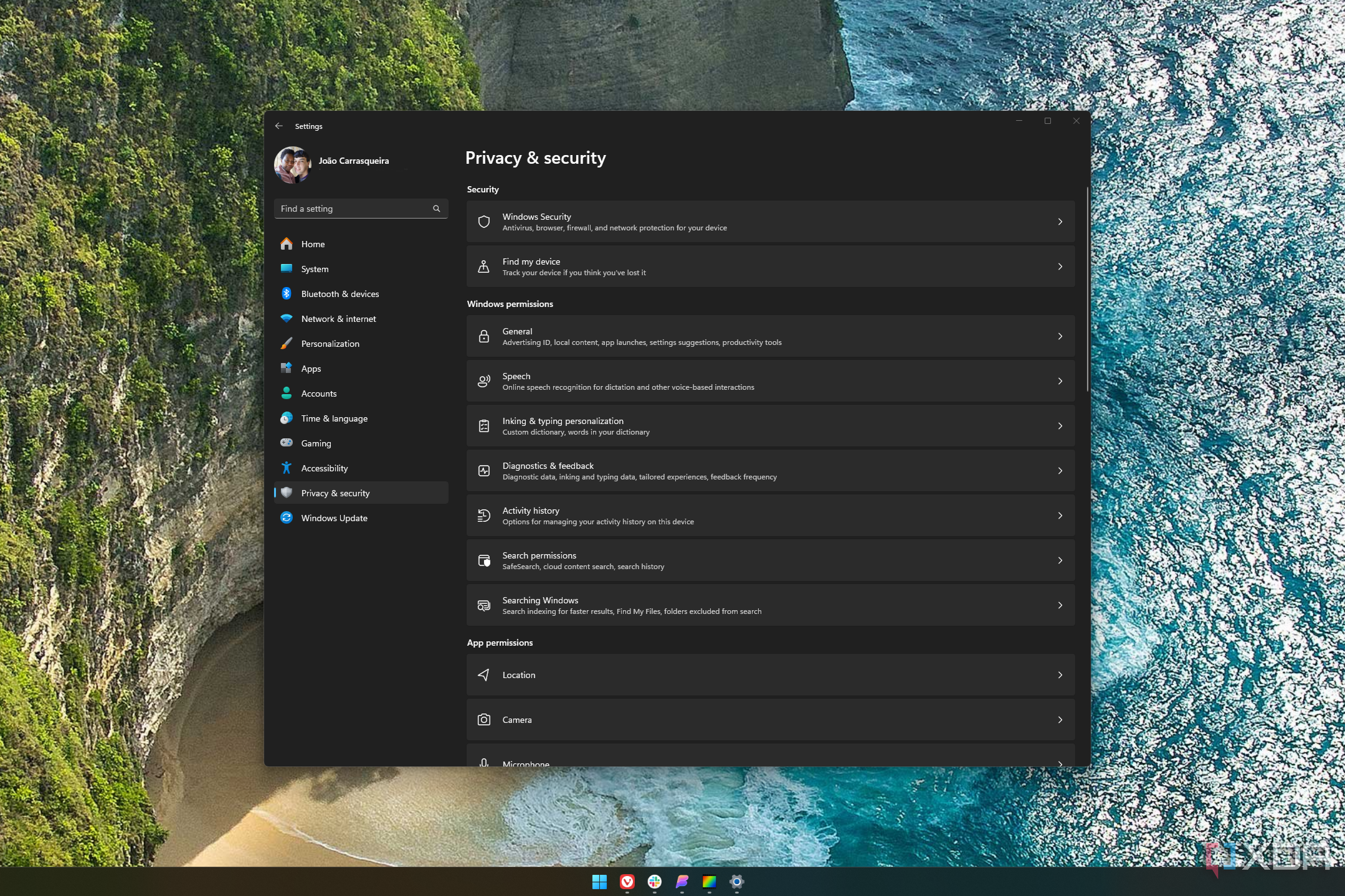 Zrzut ekranu przedstawiający pulpit systemu Windows 11 z otwartymi ustawieniami prywatności i zabezpieczeń