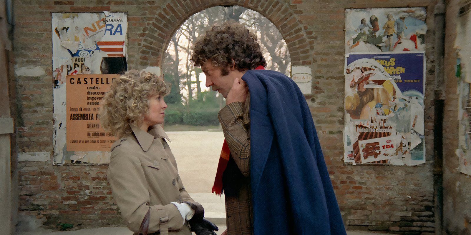 Donald Sutherland i Julie Christie rozmawiają przed łukiem w filmie Nie oglądaj się teraz