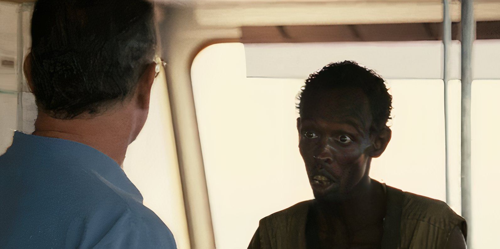 Barkhad Abdi jako Abduwali Muse przesłuchujący kapitana Phillipsa (Toma Hanksa) w filmie Kapitan Phillips