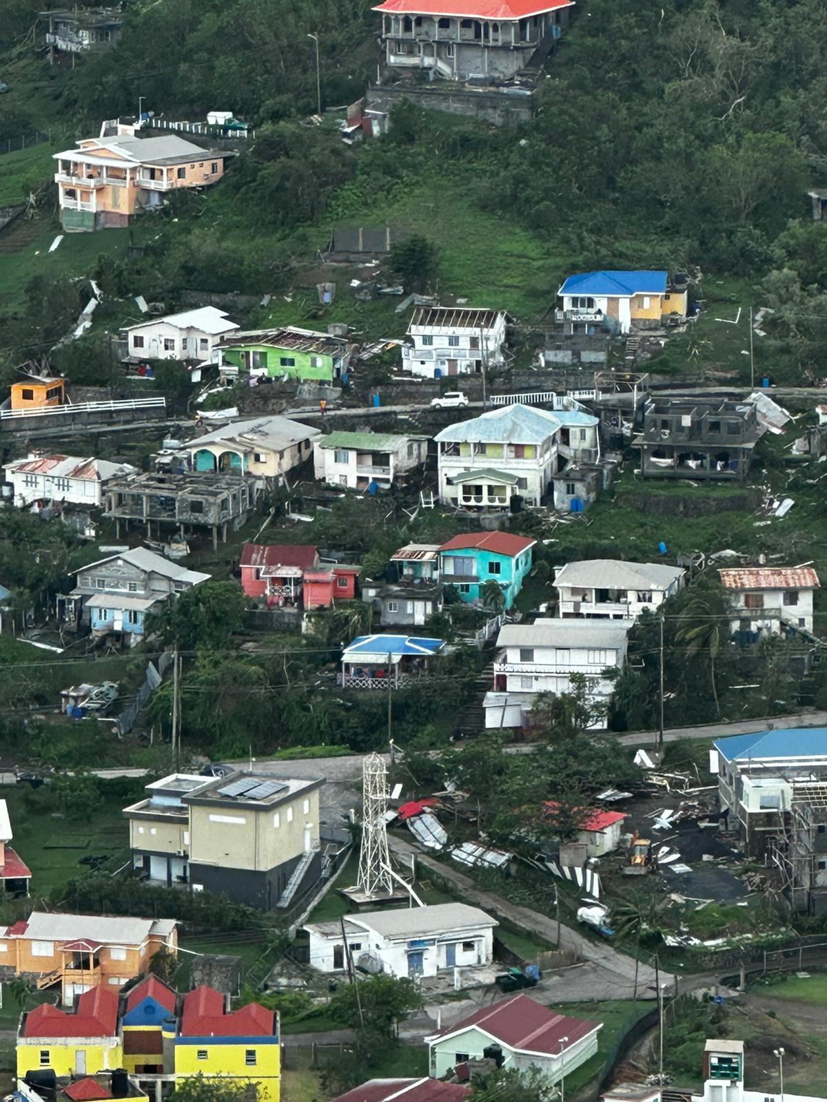 Huragan Beryl zniszczył setki budynków i zabił sześć osób, gdy przetoczył się przez wschodnie Karaiby, w tym wyspę Bequia, na zdjęciu