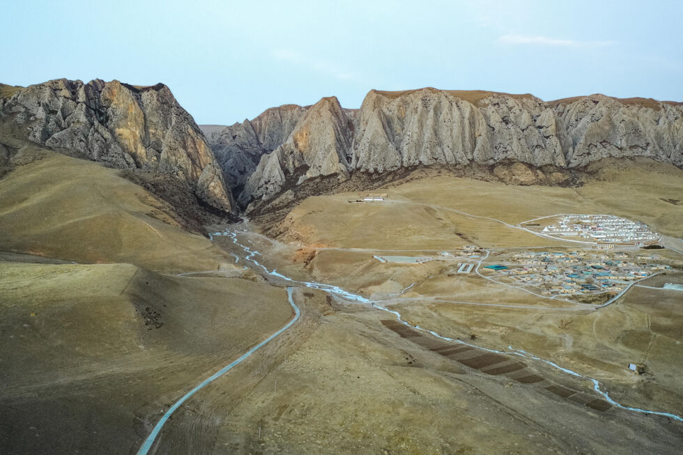 Kotlina Ganjia graniczy z klifami, na których znajduje się jaskinia krasowa Baishiya.