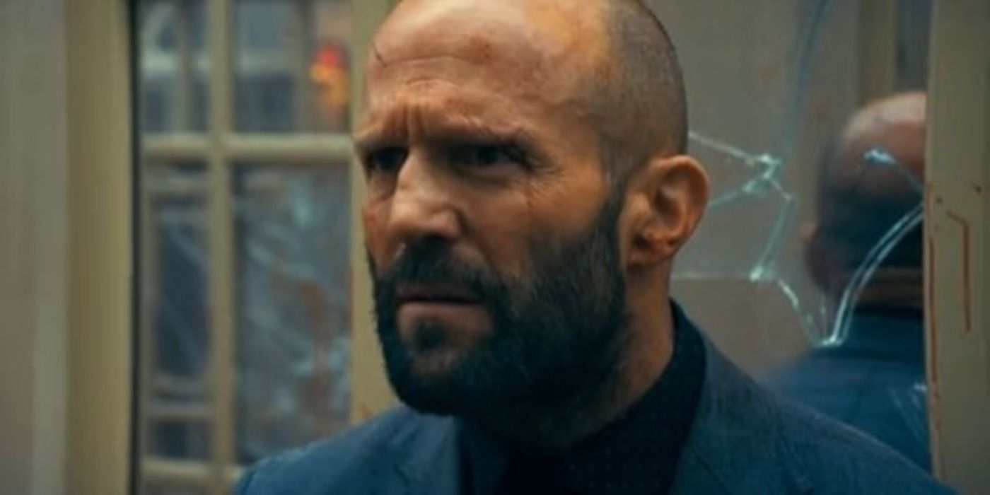 Jason Statham jako Adam Clay i Taylor James jako Lazarus walczą w filmie Pszczelarz (2024)