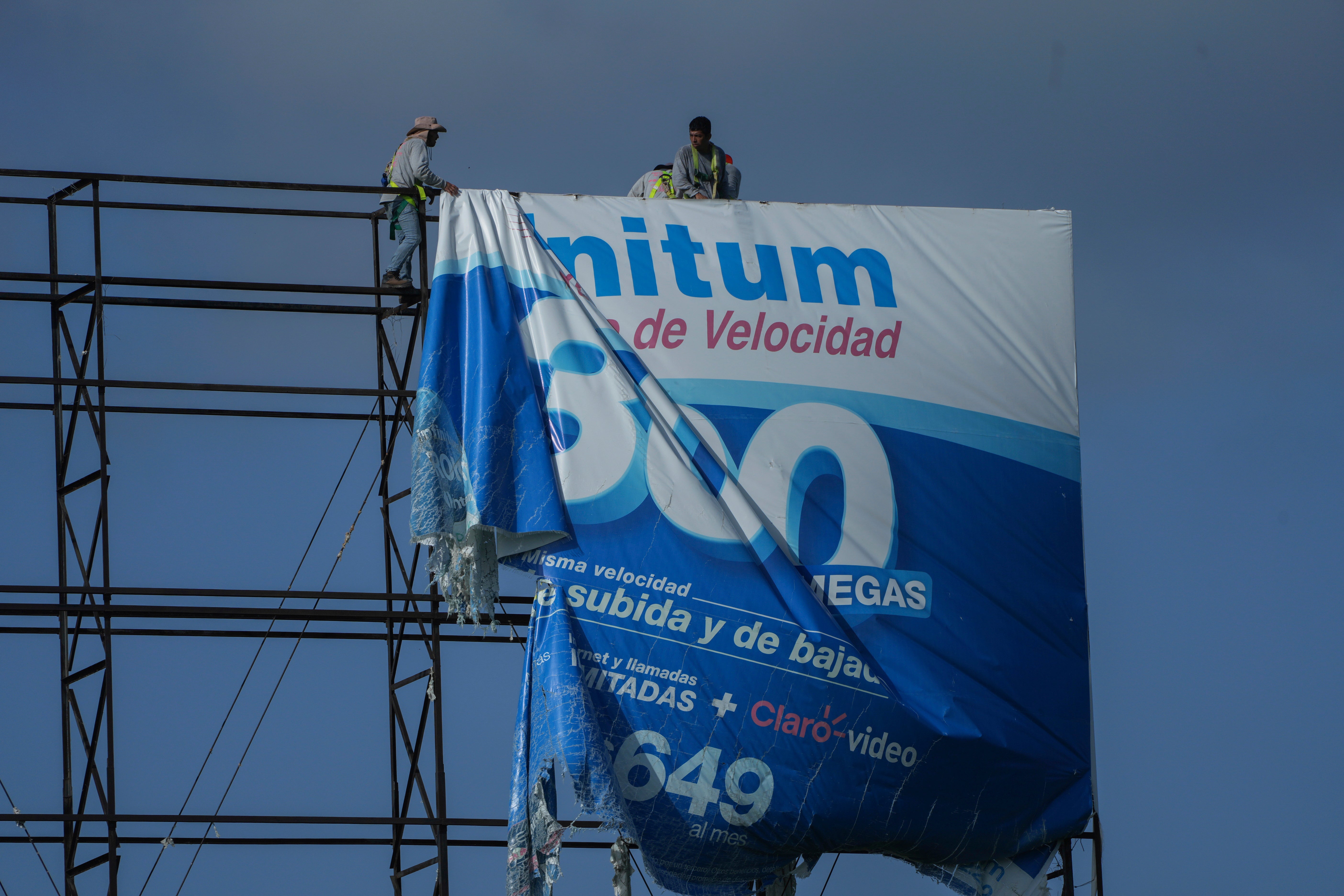 Pracownicy usuwają reklamę billboardową przed huraganem Beryl w Playa del Carmen w Meksyku 3 lipca