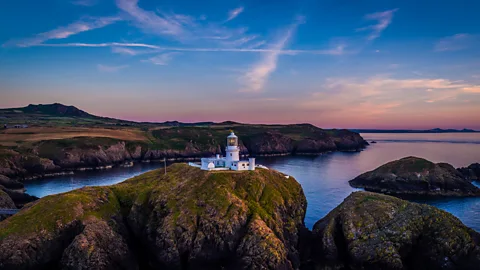 Latarnia morska Strumble Head znajduje się na małej wyspie tuż przy wybrzeżu Pembrokeshire (Źródło: Hawlfraint y Goron/Crown Copyright)