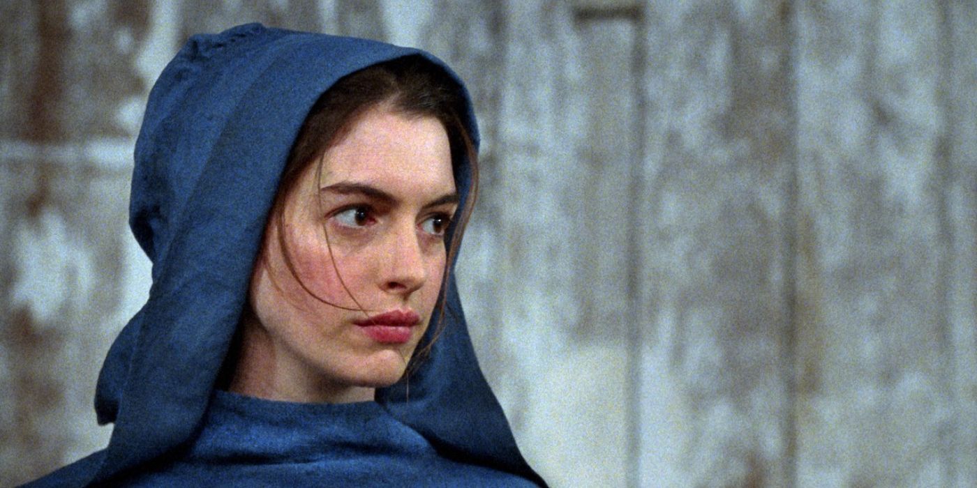 Anne Hathaway jako Fantine w niebieskim kapturze w Les Miserables