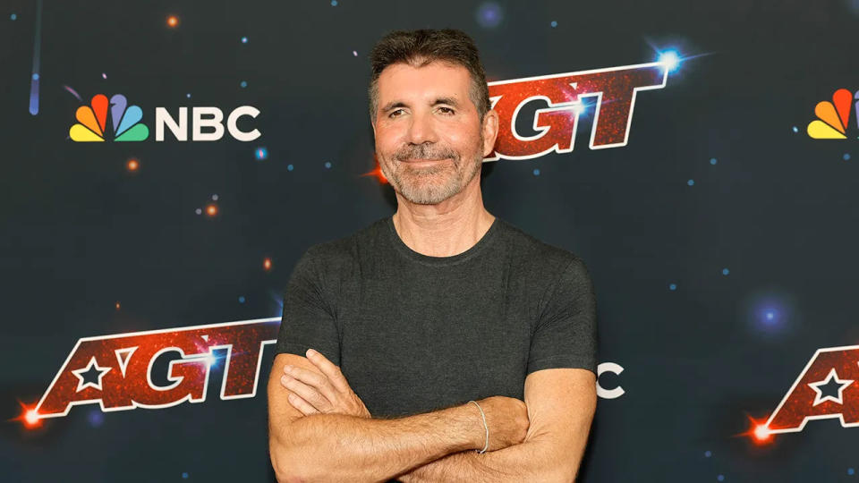 Simon Cowell stoi ze skrzyżowanymi ramionami