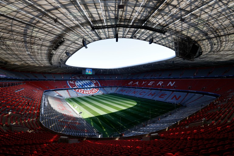 Szerokie ujęcie stadionu piłkarskiego.