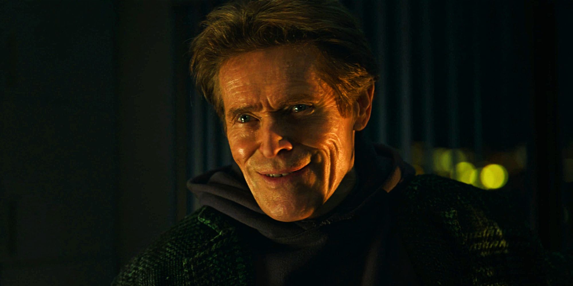 Willem Dafoe z filmu Spider-Man: Bez drogi do domu jako Zielony Goblin uśmiecha się