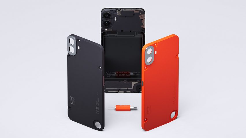 Zdjęcie smartfona CMF Phone 1 z odkręconą tylną pokrywą, odsłaniającą wnętrze i dwoma opcjami etui w kolorze czarnym i pomarańczowym leżącymi przed nim