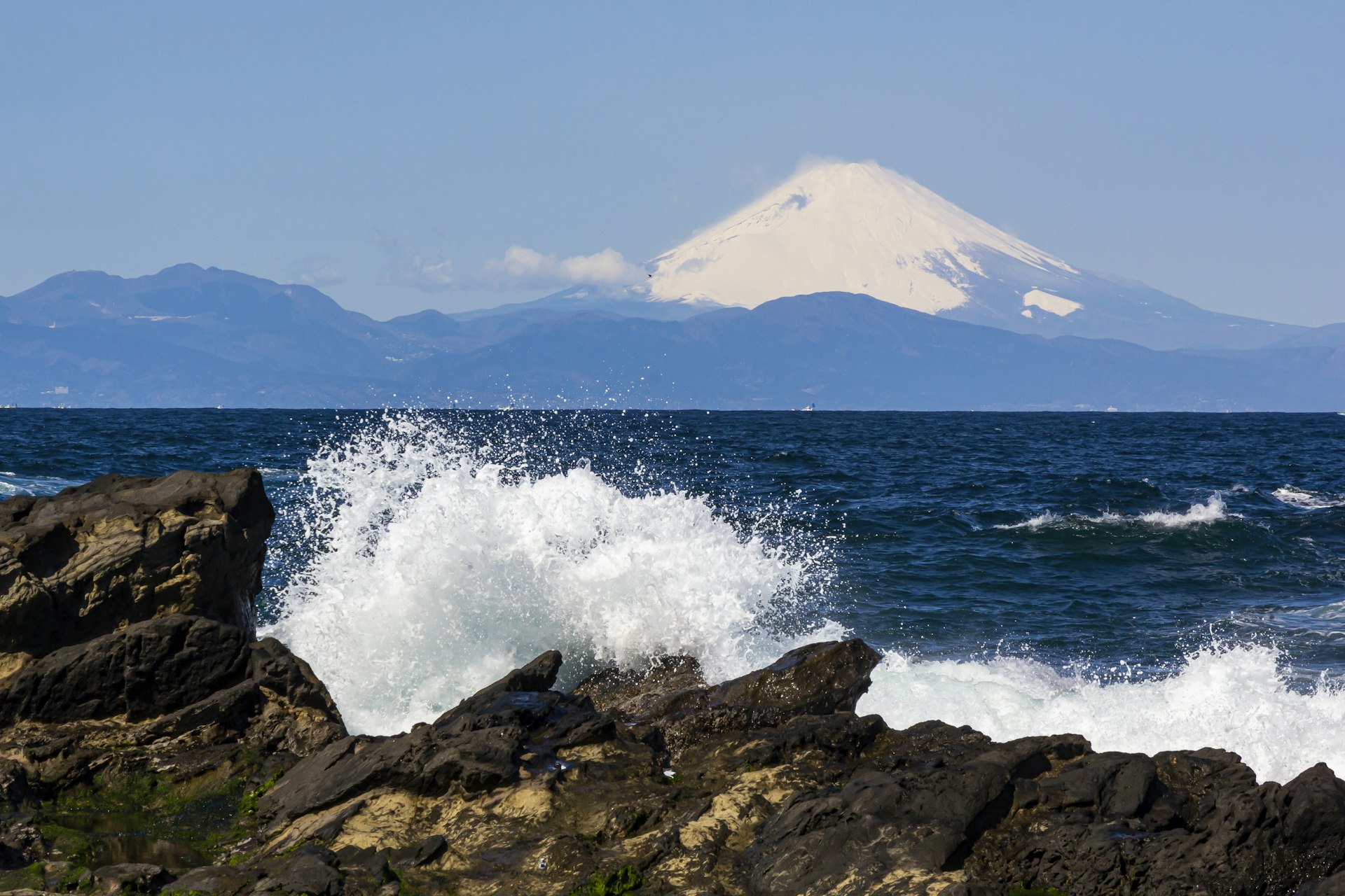 Fale uderzają w plażę Shonan, a w oddali widać ośnieżoną górę Fuji, Misaki, Jogashima, Kanagawa, Japonia