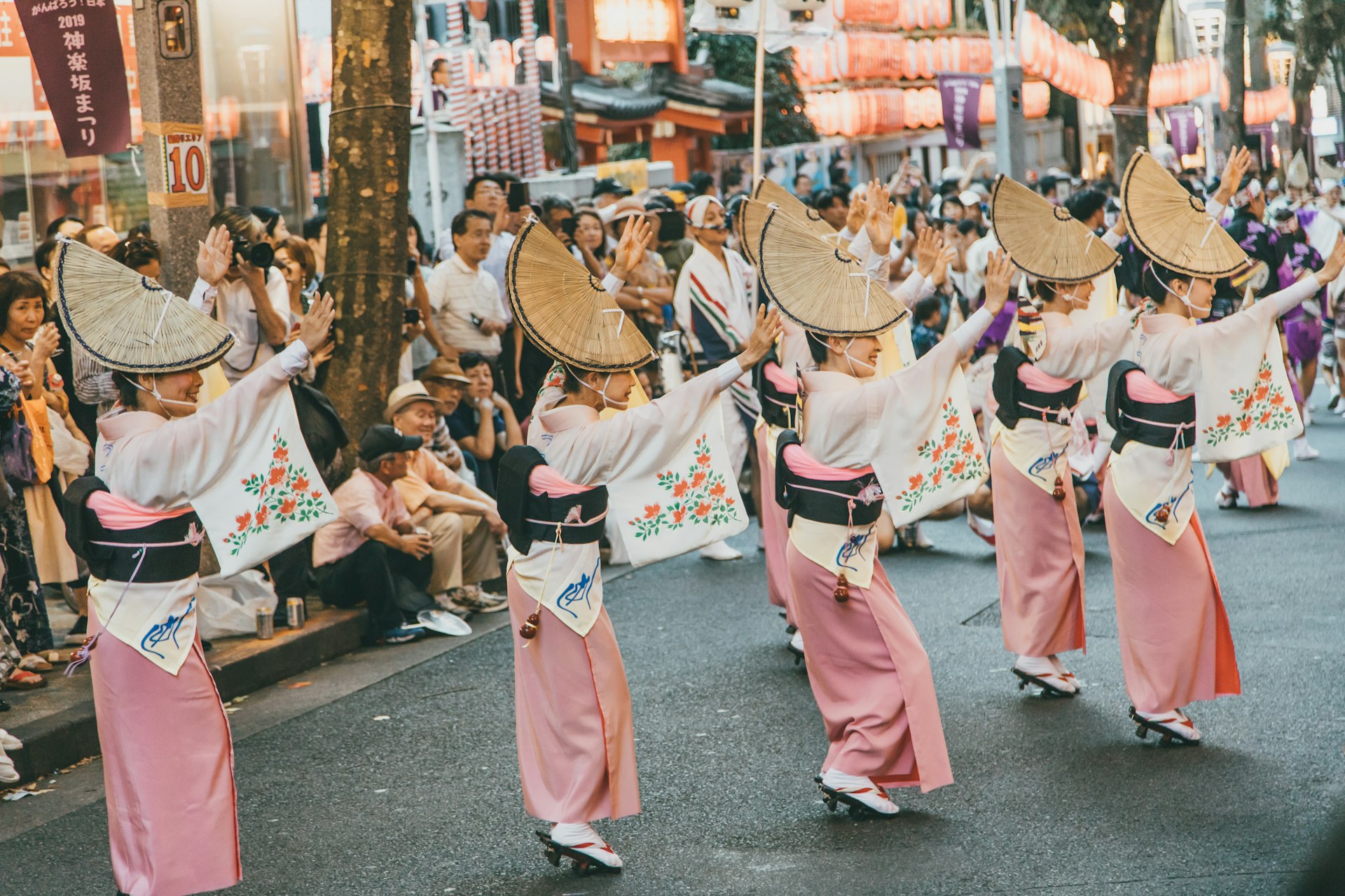 Danders podczas festiwalu Awa Odori w dzielnicy Kagurazaka w Tokio w Japonii