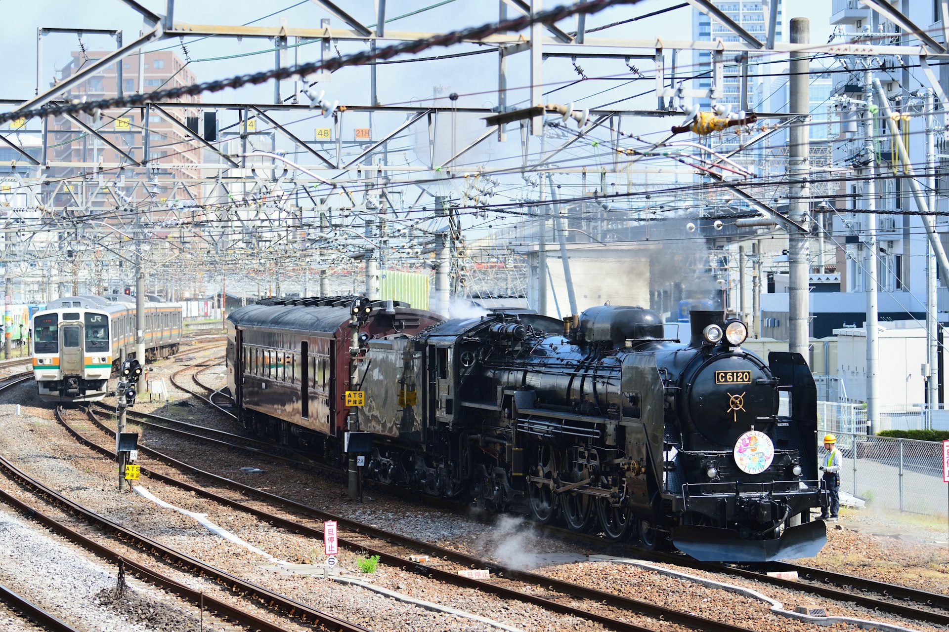 Lokomotywa parowa C61 ciągnie stary pociąg Japan Railways, Takasaki Rolling Stock Center, Takasaki, Gunma, Japonia