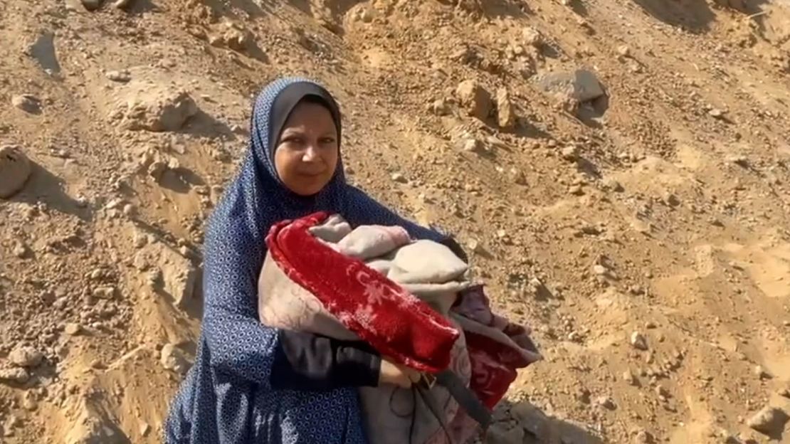 Palestyńska matka Umm Ihab Arafat, sfotografowana w piątek w dzielnicy Tal al-Hawa, mówi, że była przesiedlana co najmniej czterokrotnie od czasu rozpoczęcia przez Izrael bombardowań Gazy.