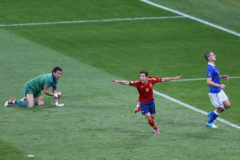 KIJÓW, UKRAINA - 1 LIPCA: Jordi Alba (środek) z Hiszpanii świętuje zdobycie drugiej bramki podczas meczu finałowego UEFA EURO 2012 pomiędzy Hiszpanią i Włochami na Stadionie Olimpijskim 1 lipca 2012 r. w Kijowie na Ukrainie. (Zdjęcie: Michael Steele/Getty Images)