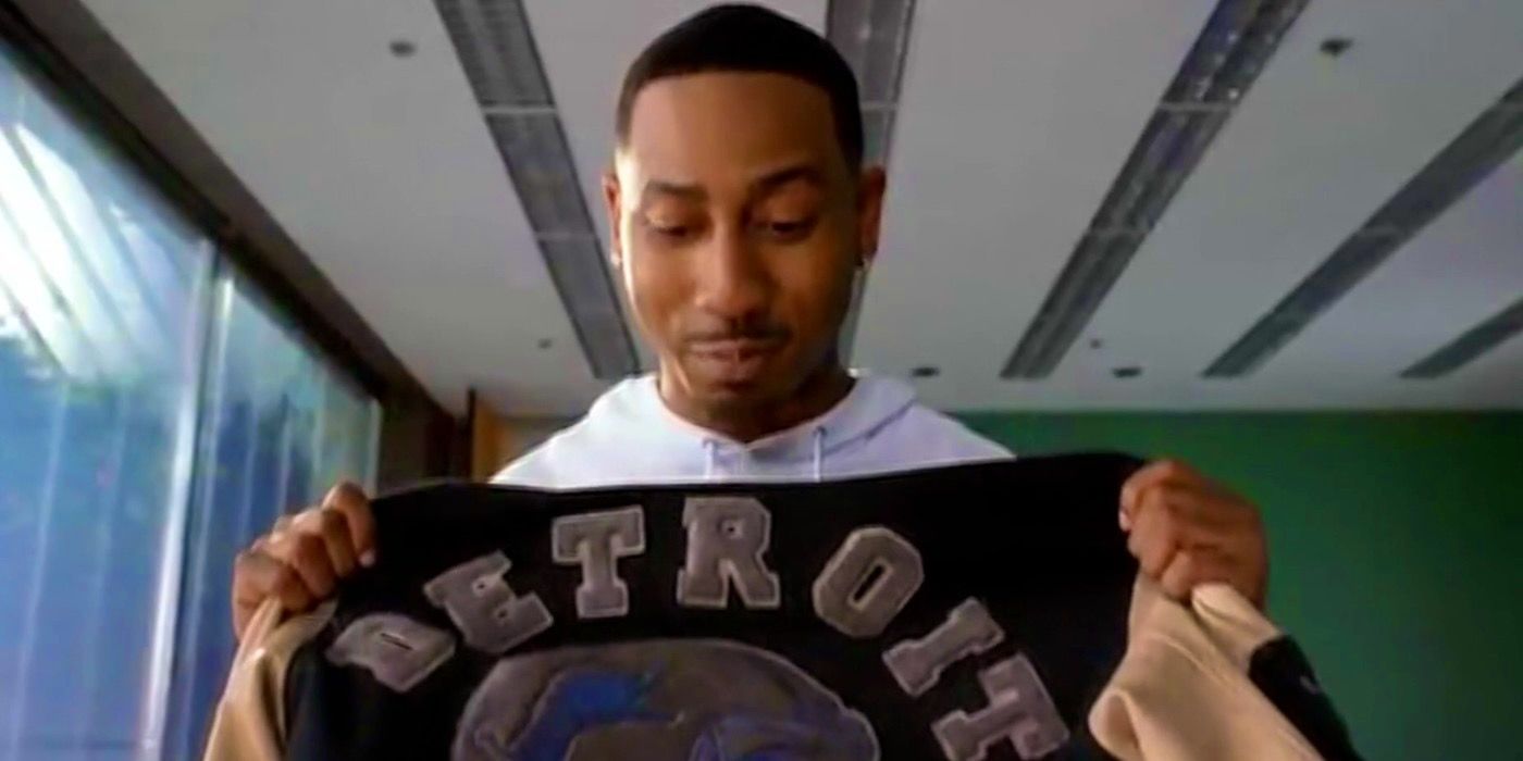 brandon t jackson jako aaron foley trzymający kurtkę detriot lions w pilocie beverly hills cop cbs