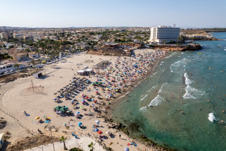 La Zenia to jedna z piaszczystych plaż Costa Cálida, popularna wśród mieszkańców (zdjęcie: Brastock Images via Getty Images)