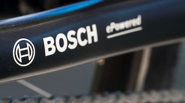 Firma: Bosch | Zysk netto: ₹2491 crore | Dywidenda na akcję: ₹375 | Bosch ma dobrą historię dywidendową, a firma deklaruje przyzwoite dywidendy od ostatnich pięciu lat. Po wypłacie ₹480 w zeszłym roku, Bosch ogłosił dywidendę w wysokości ₹375 w FY24. Zysk netto Bosch wzrósł o 75% w FY24 do ₹2,491 crore. Lepsza marża EBITDA i wyższe inne dochody zwiększyły zysk netto firmy w ciągu roku. (Zdjęcie: Reuters)