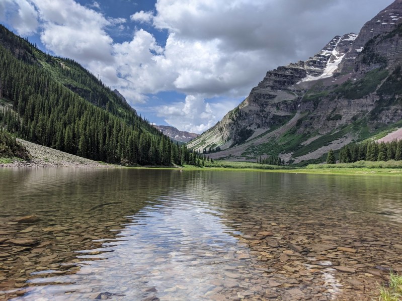 Widok na jezioro i góry z poziomu wody, Aspen, Kolorado