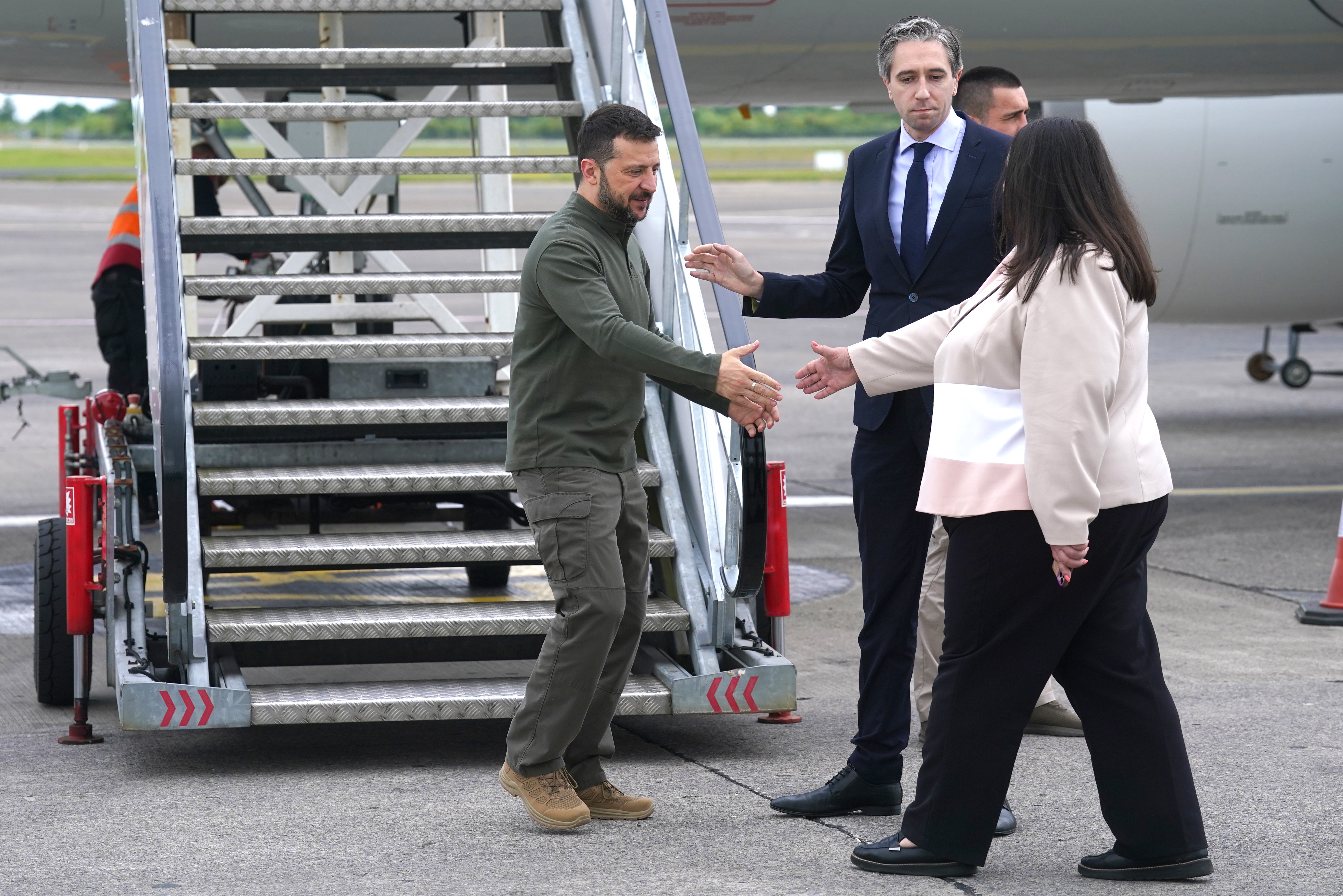 Premier Simon Harris z prezydentem Ukrainy Wołodymyrem Zełenskim i Larysą Gerasko, ambasadorem Ukrainy w Irlandii na lotnisku Shannon w hrabstwie Clare