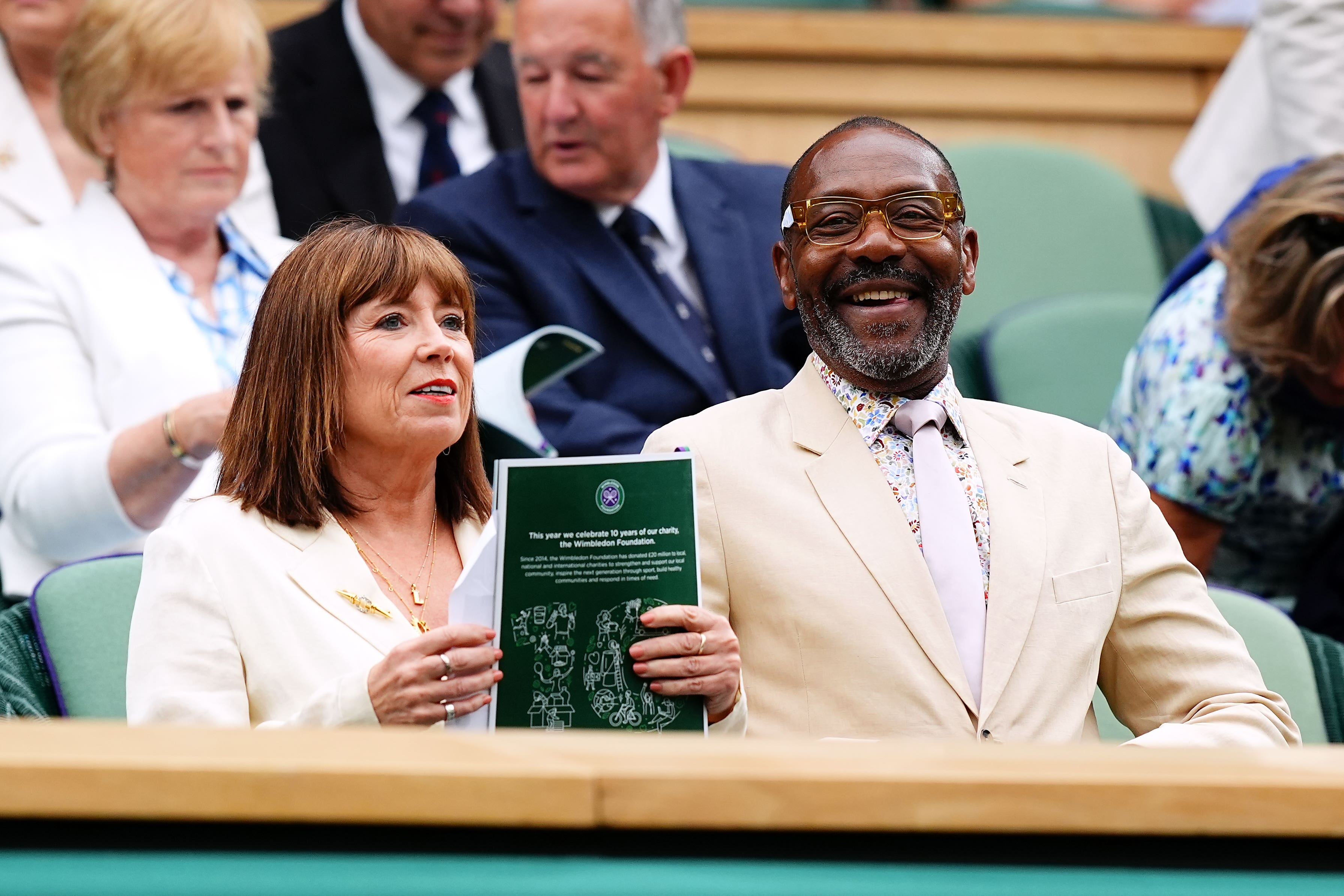 Sir Lenny Henry i Lisa Makin w loży królewskiej ósmego dnia Wimbledonu 2024 (Aaron Chown/PA)