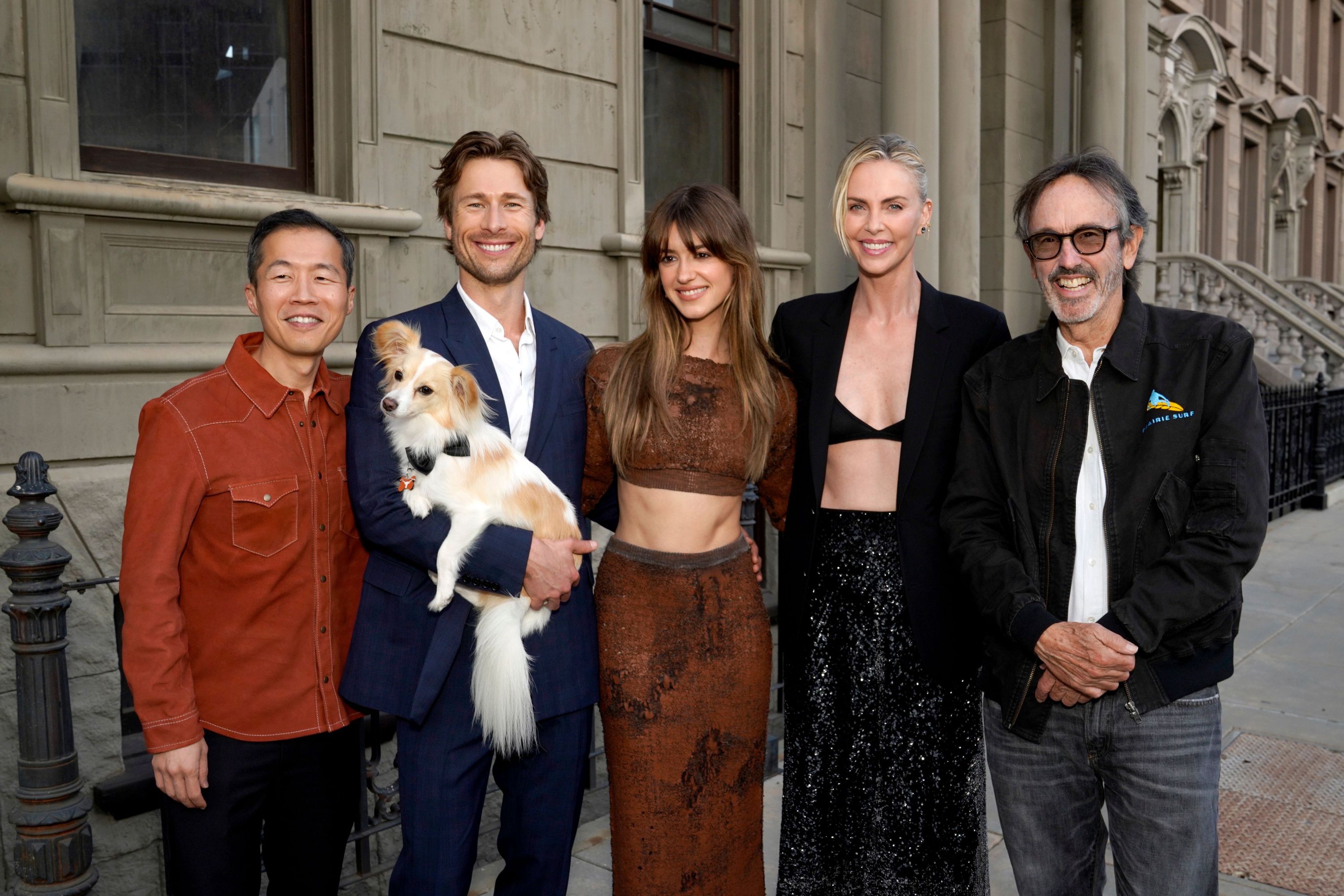 Lee Isaac Chung, Glen Powell, Daisy Edgar-Jones, Charlize Theron i Patrick Crowley biorą udział w imprezie ulicznej Charlize Theron Africa Outreach Project (CTAOP)