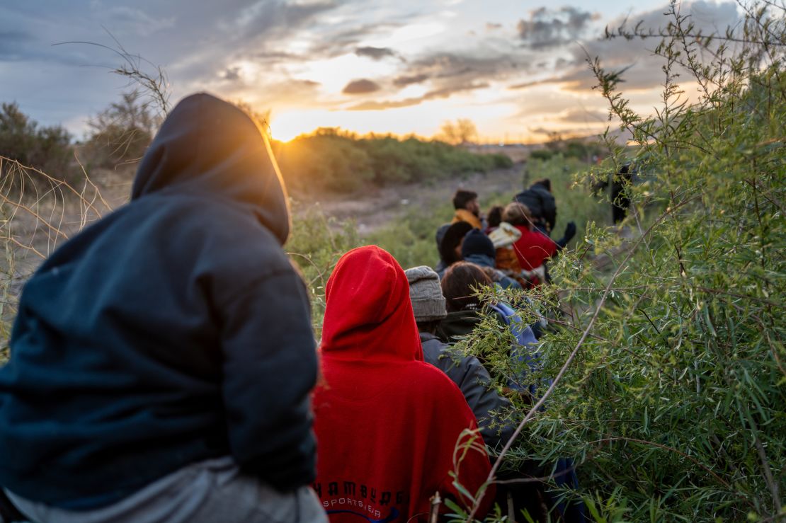 Migranci z Peru i Wenezueli idą szlakiem po amerykańskiej stronie rzeki Rio Grande 26 marca 2024 r. w El Paso w Teksasie.