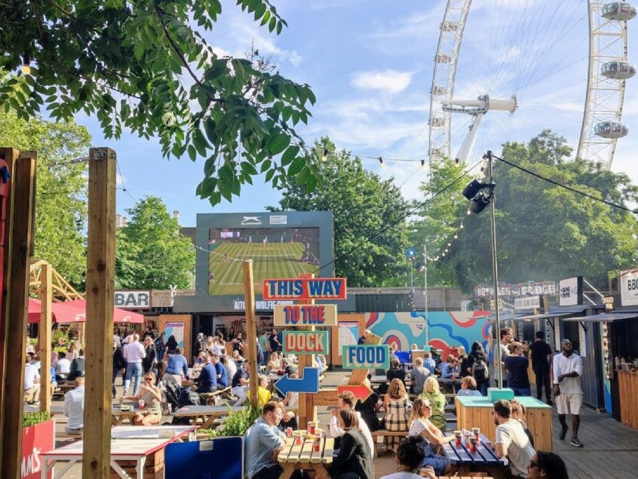 Na Southbank znajduje się kilka ekranów dziedzińcowych