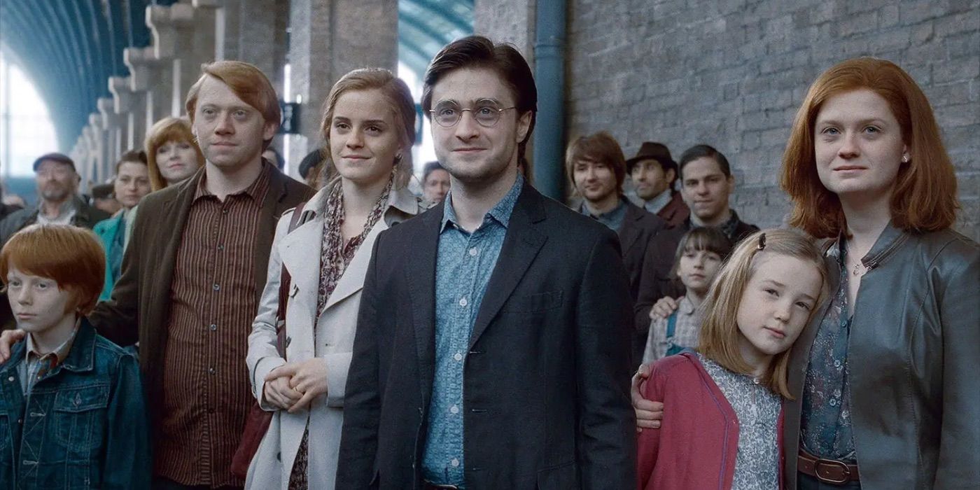 Harry, Ron, Hermiona i Ginny stoją na peronie 9 i 3/4 w filmie Harry Potter i Insygnia Śmierci