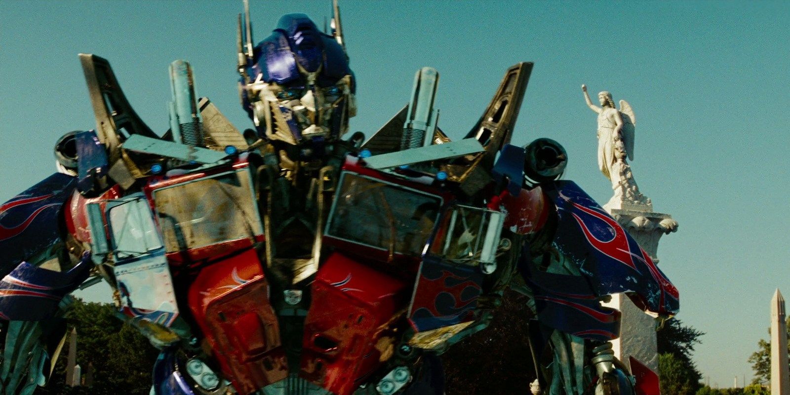 Optimus Prime spogląda w dół przed anielską statuą w filmie Transformers: Zemsta Upadłych