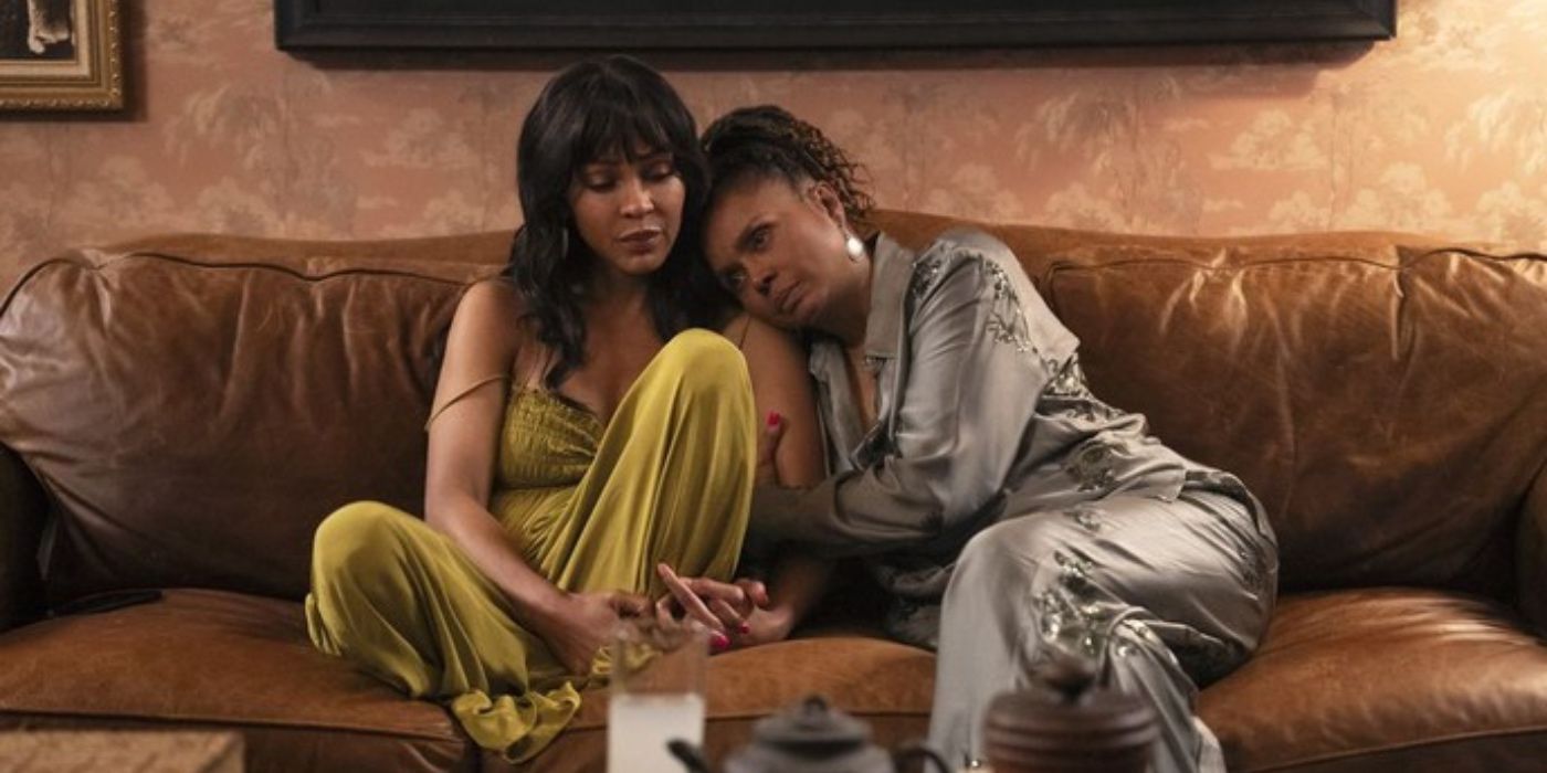 Meagan Good i Debbi Morgan przytulają się na kanapie w filmie Rozwód w czerni