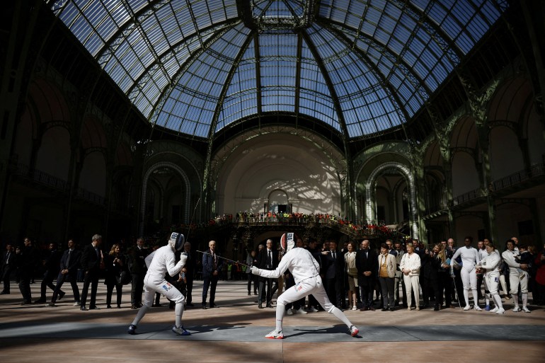 ZDJĘCIE ARCHIWALNE: Prezydent Francji Emmanuel Macron bierze udział w pokazie francuskiej drużyny szermierczej podczas swojej wizyty w Grand Palais, 100 dni przed Igrzyskami Olimpijskimi Paryż 2024 w Paryżu, Francja, 15 kwietnia 2024 r. Yoan Valat/Pool via REUTERS/Zdjęcie archiwalne